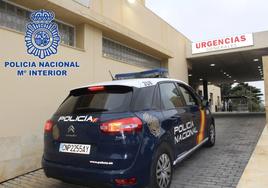 Un vehículo policial a las puertas del Hospital Universitario Torrecárdenas, donde fue atendida la víctima.