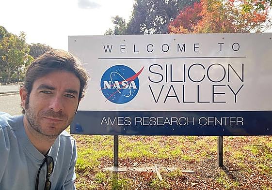 Juan Fernández, junto al cartel de bienvenida a Silicon Valley