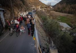 Decenas de familias se han quedado sin transporte público por el desprendimiento.