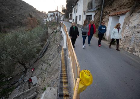 Imagen secundaria 1 - Vecinos del Sacromonte junto a la zona del deslizamiento.