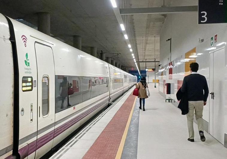 Pasajeros en la estación de Antequera Alta Velocidad.