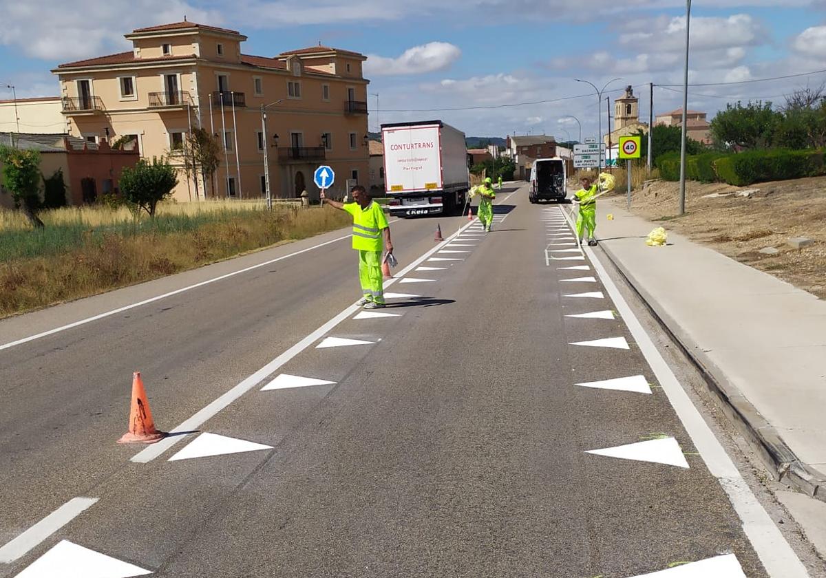 Los dientes de dragón que ha pintado la DGT en las carreteras.