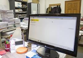 Las oficinas del Decanato de Granada inundadas de papeles en 2016, cuando se generalizó la implantación del sistema.