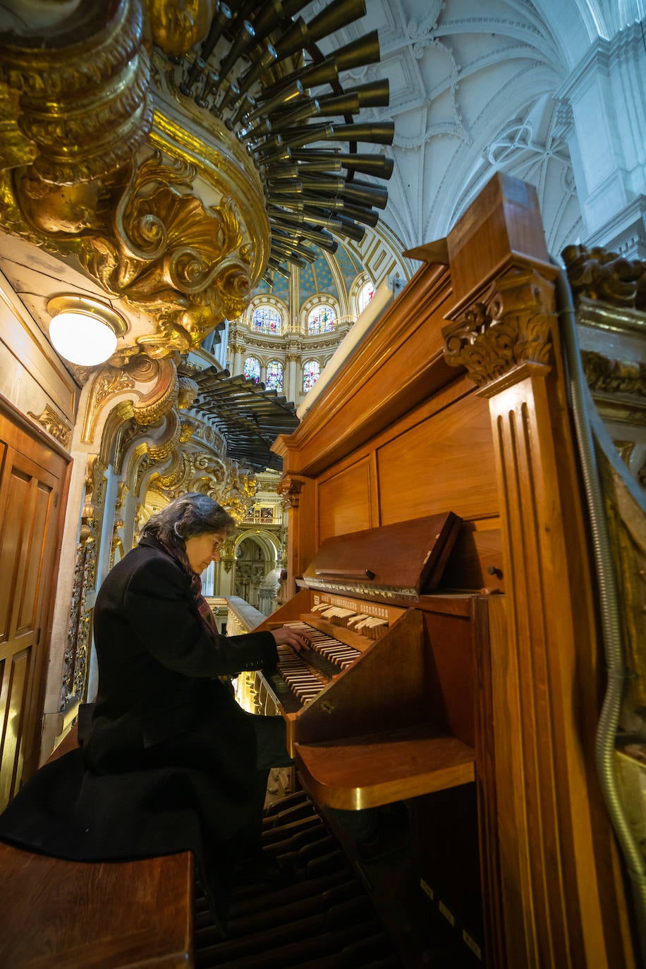 Imagen - Concepción Fernández, tocando el Órgano del Evangelio en el marco incomparable de la Catedral de Granada.