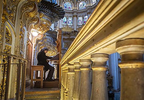 Concepción Fernández tocando el Órgano del Evangelio, similar en forma al de la Epístola, pero con un sonido más romántico.