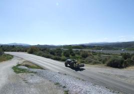 Un tractor circula por una zona de uso industrial en Purullena.