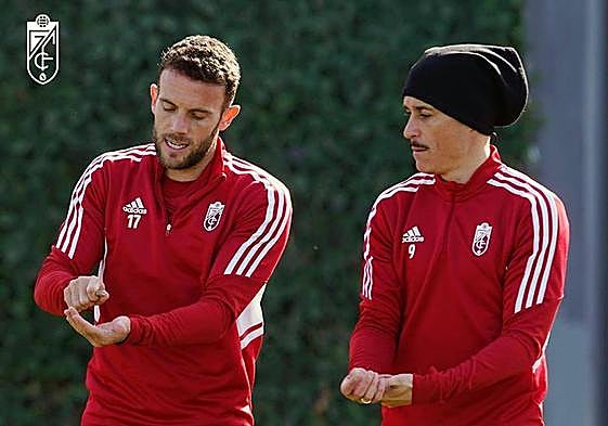 Quini habla con José Callejón.