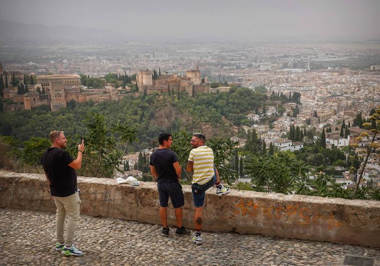 La Alhambra, el Generalife o el Albaicín se aprecian desde San Miguel Alto.