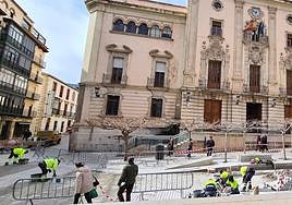 Obras en plaza de Santa María, delante del Ayuntamiento, para arreglar el pavimento hundido.