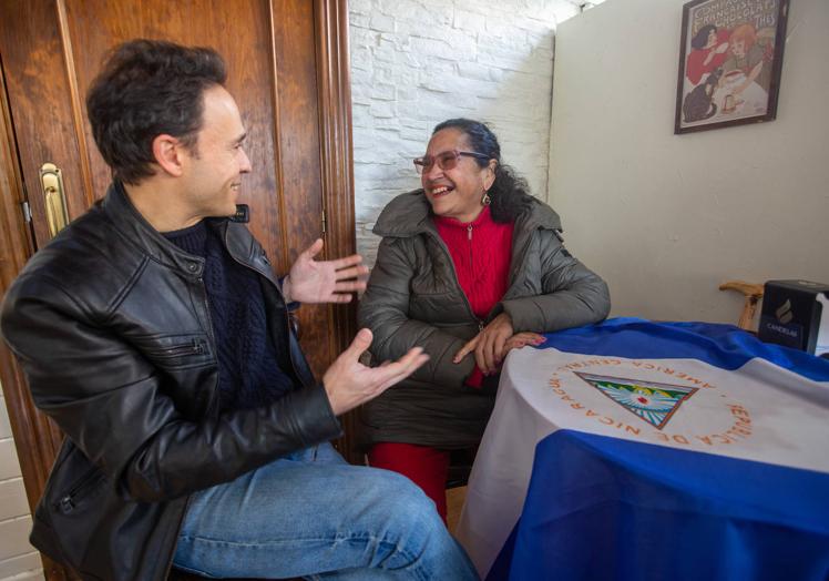 EL periodista y activista Daniel Rodríguez Moya conversa con Patricia Amanda Orozco Andrade en una cafetería de Granada.