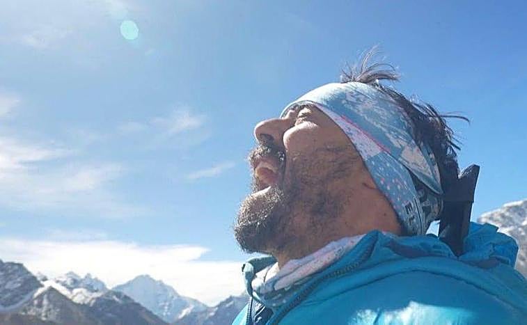 Imagen principal - Miguel Ángel, cuando llegó al campo base del Everest el pasado mes de octubre.