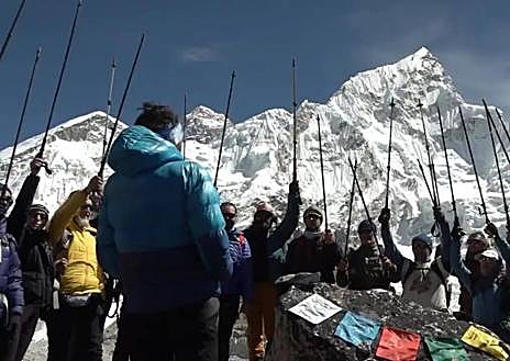 Imagen secundaria 1 - Miguel Ángel, cuando llegó al campo base del Everest el pasado mes de octubre.