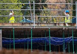 Obreros en una obra en una imagen de archivo.