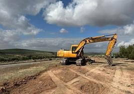 Maquinaria en las obras de ampliación de la A-306, que enlaza Jaén y Córdoba por El Carpio.