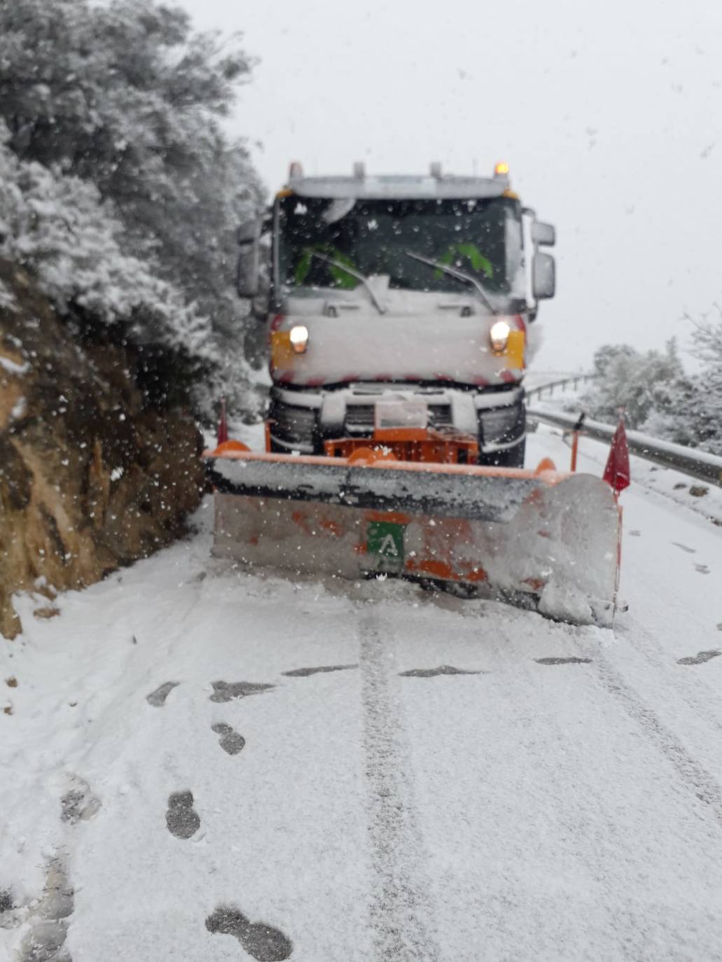 Quitanieves en la mañana de este sábado en la A-6206.