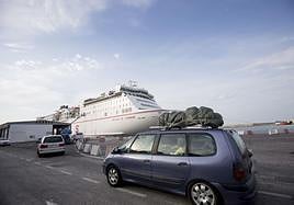 Vehículos preparados para embarcar en un ferry.