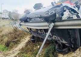 Accidente en la Carretera de Circunvalación en una salida de vía este sábado.