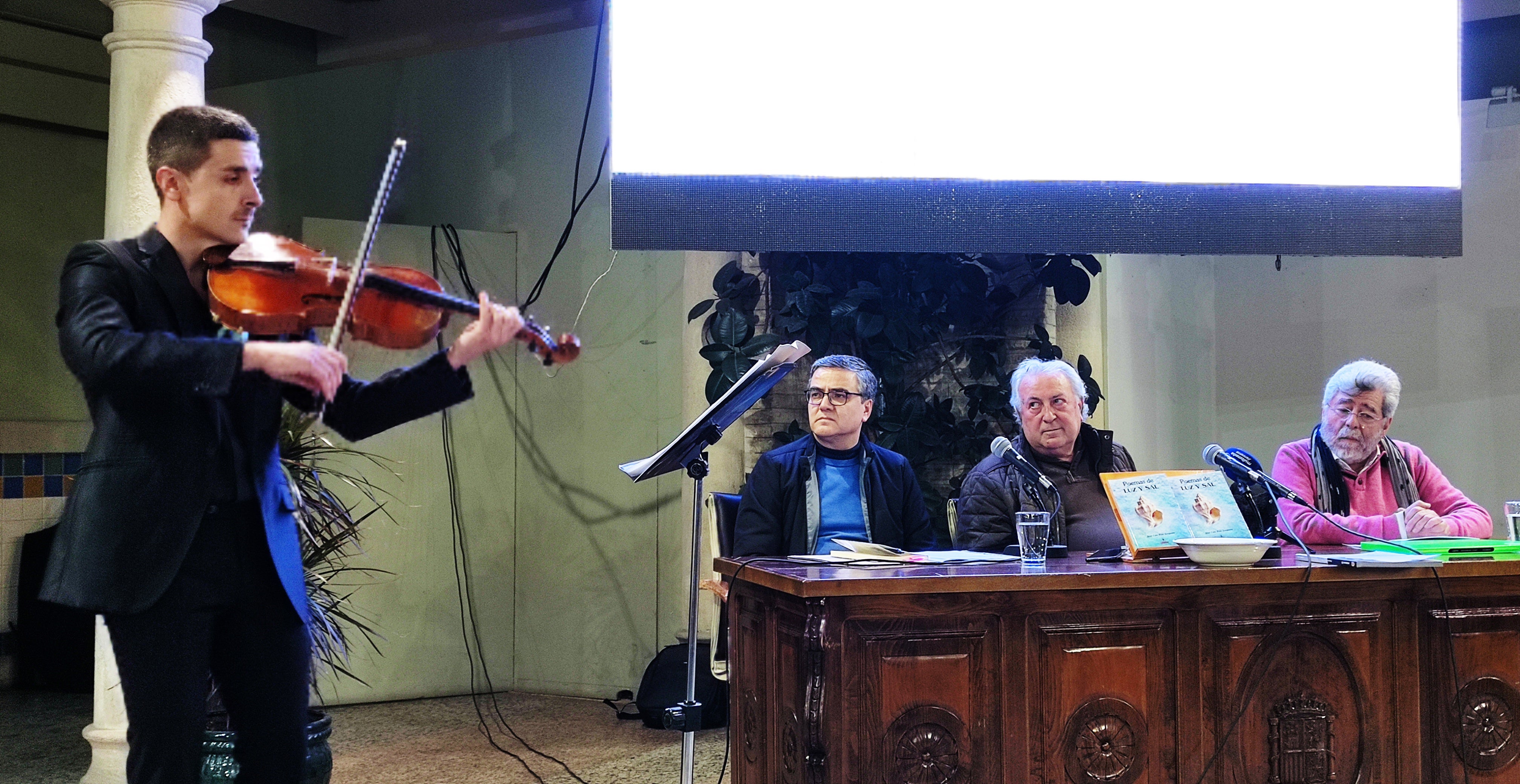 El músico Jaime Sevilla durante su actuación en la presentación del libro de Ríos Jorquera, junto a David Gómez Frías.