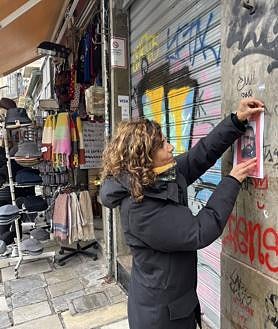Imagen secundaria 2 - Carteles que piden información sobre el paradero de Iván Montiel pegados en la estación de autobuses y en la Renfe. La hermana de Iván, Ruth Montiel, este domingo.