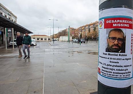 Imagen secundaria 1 - Carteles que piden información sobre el paradero de Iván Montiel pegados en la estación de autobuses y en la Renfe. La hermana de Iván, Ruth Montiel, este domingo.