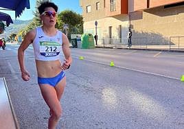 María Pérez marcha por las calles de Cieza.