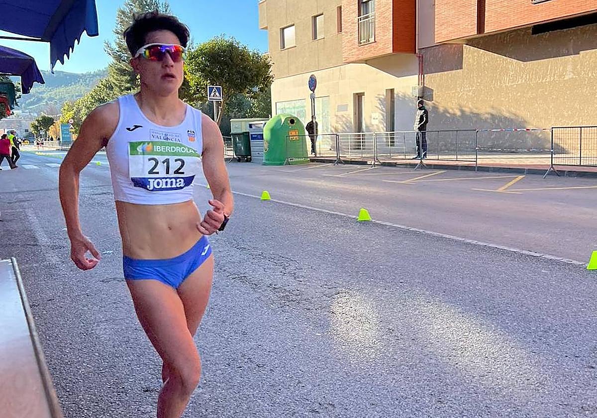 María Pérez marcha por las calles de Cieza.