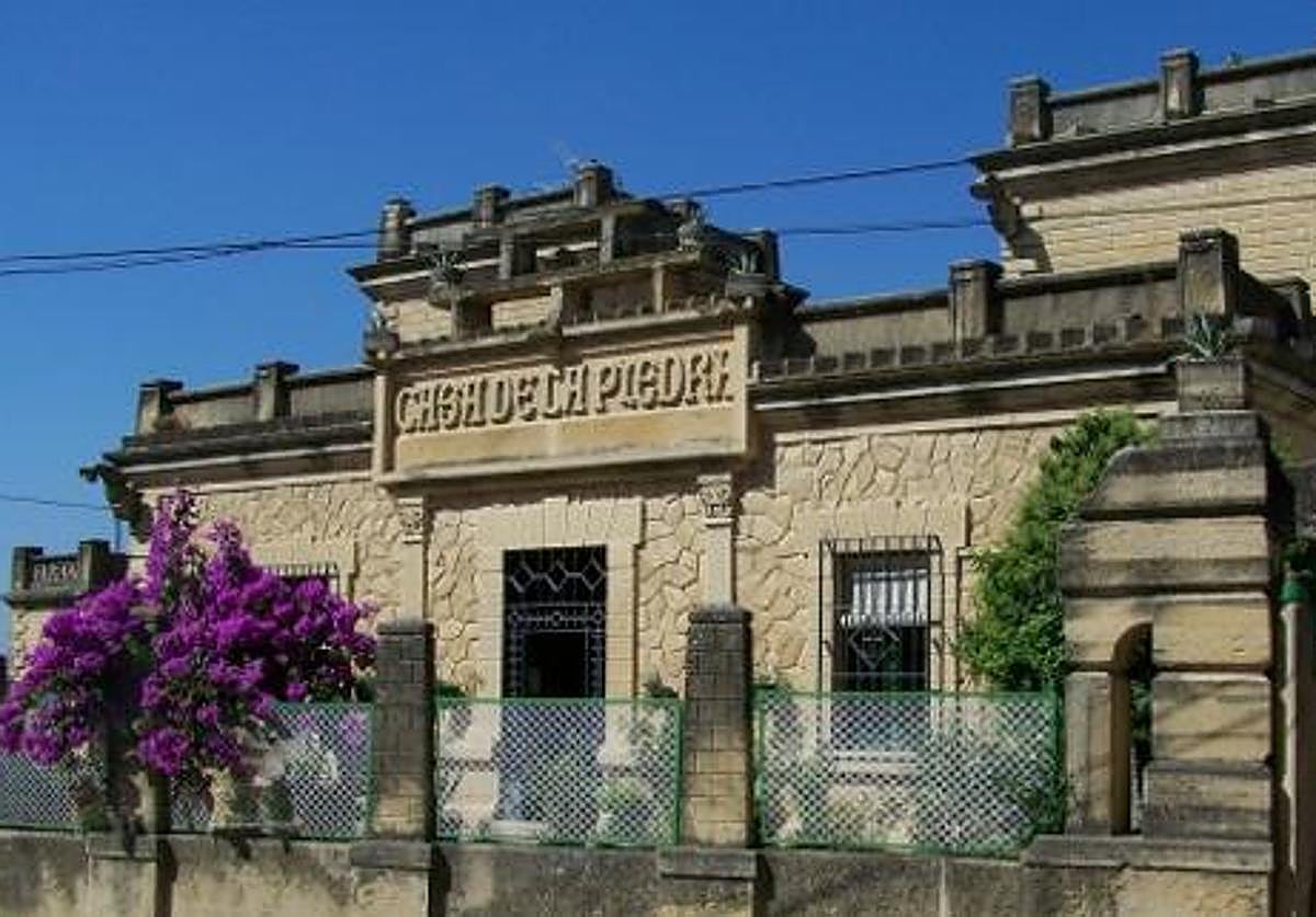 Fachada de la Casa de Piedra de Porcuna.