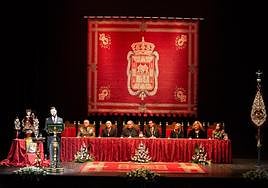 Luis Javier López, de pie, lee su pregón ante la mirada de las autoridades.