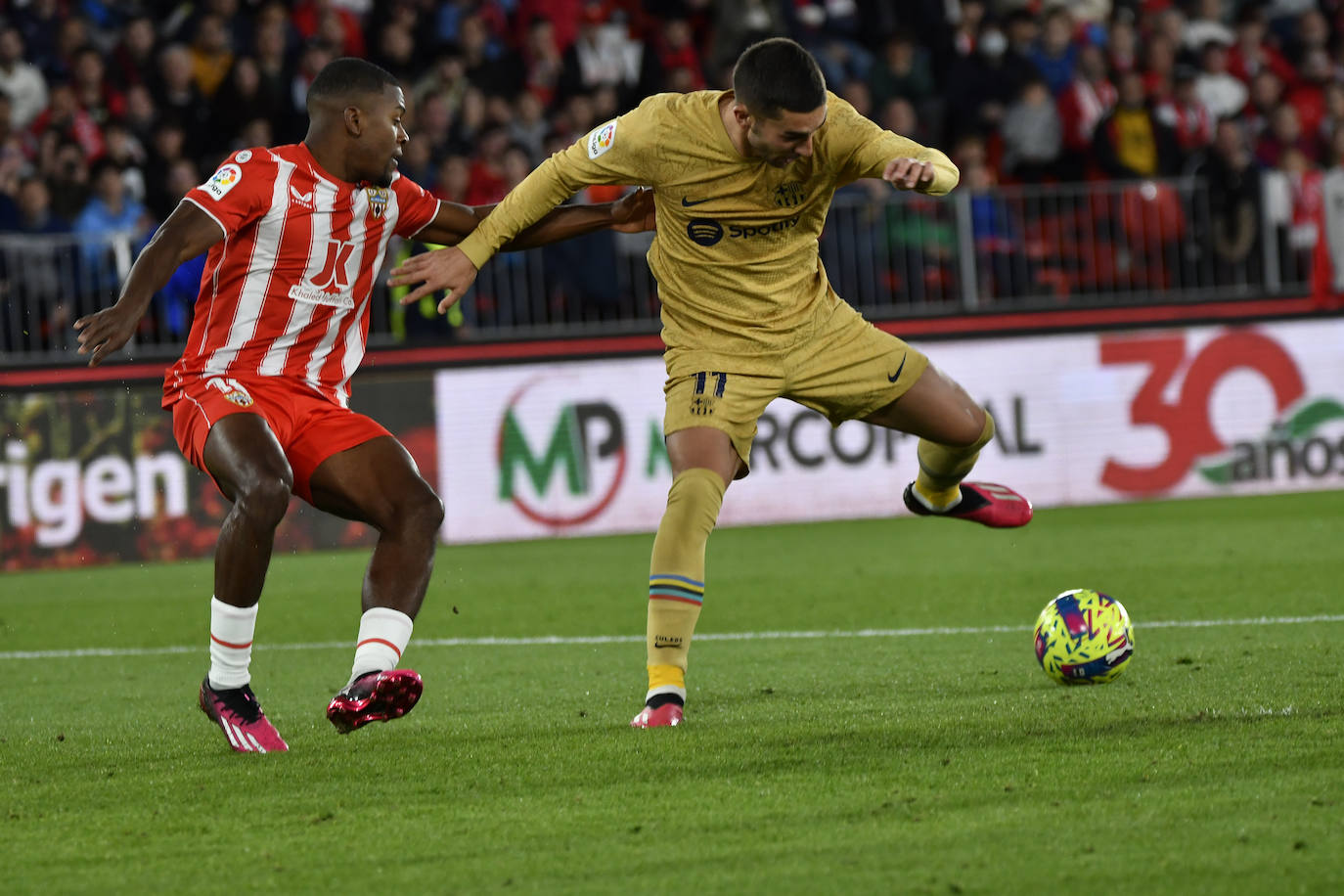 El Almería sella una victoria para dejar atrás el infierno