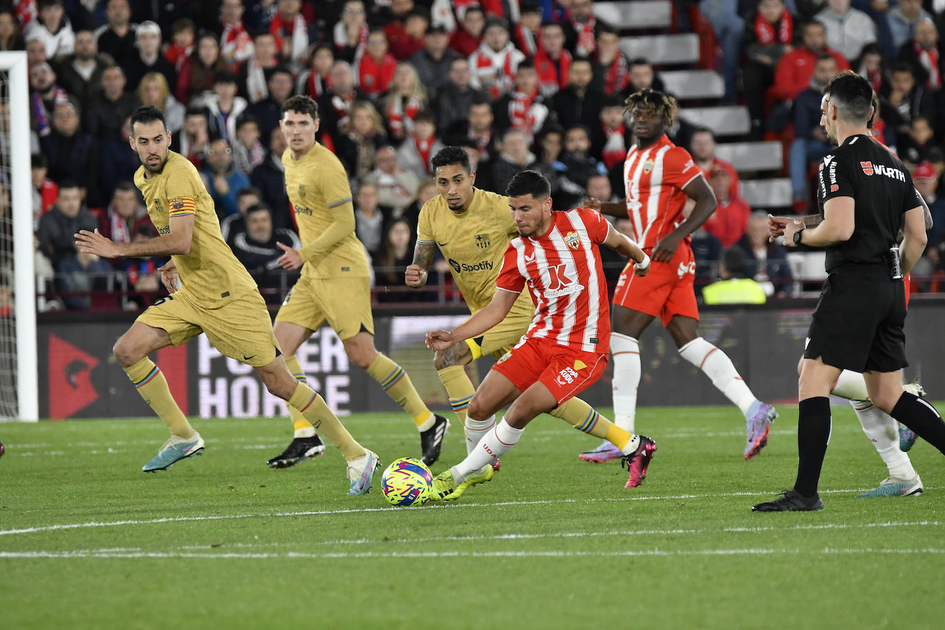 El Almería sella una victoria para dejar atrás el infierno