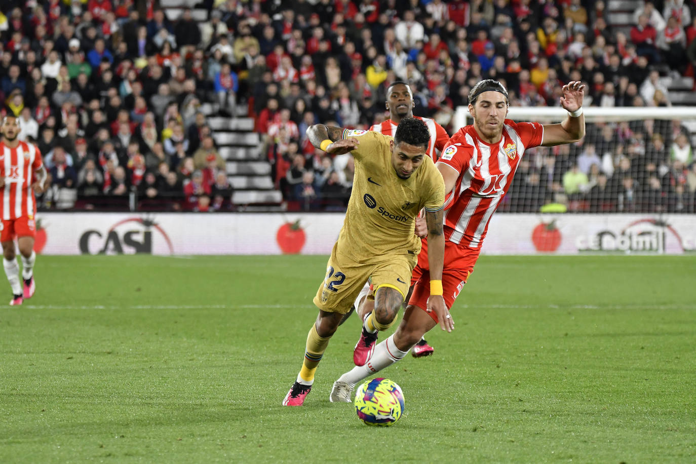 El Almería sella una victoria para dejar atrás el infierno