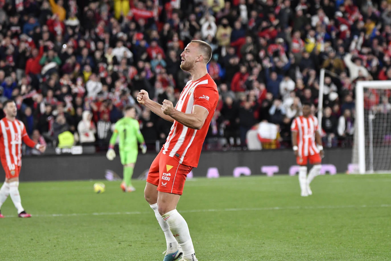 El Almería sella una victoria para dejar atrás el infierno