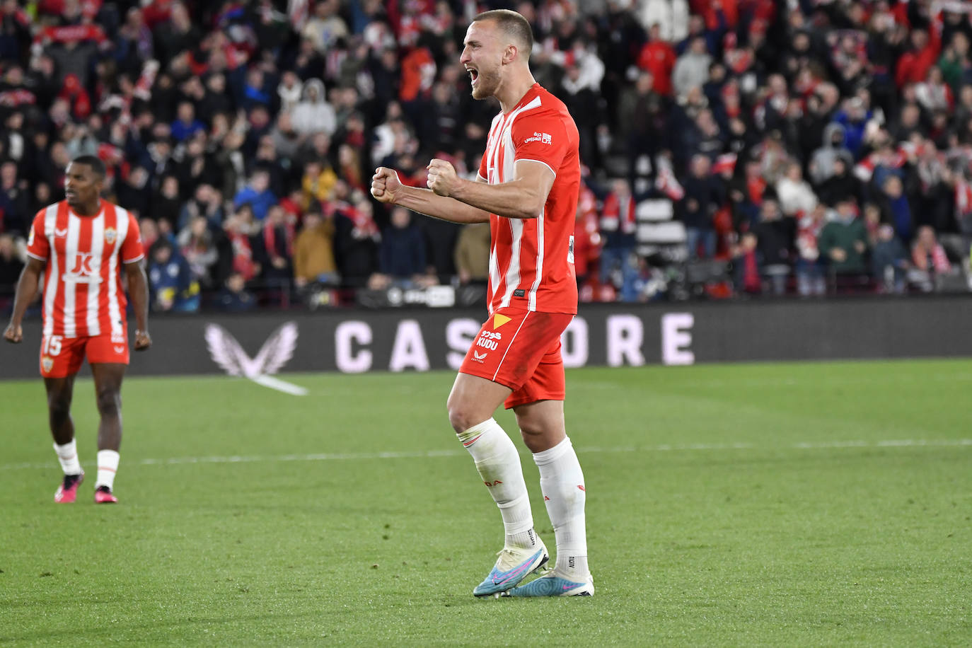 El Almería sella una victoria para dejar atrás el infierno