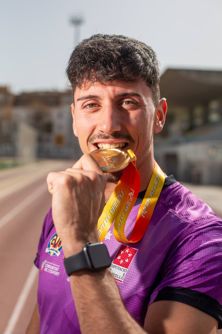 Dani Rodríguez muerde su medalla de oro.