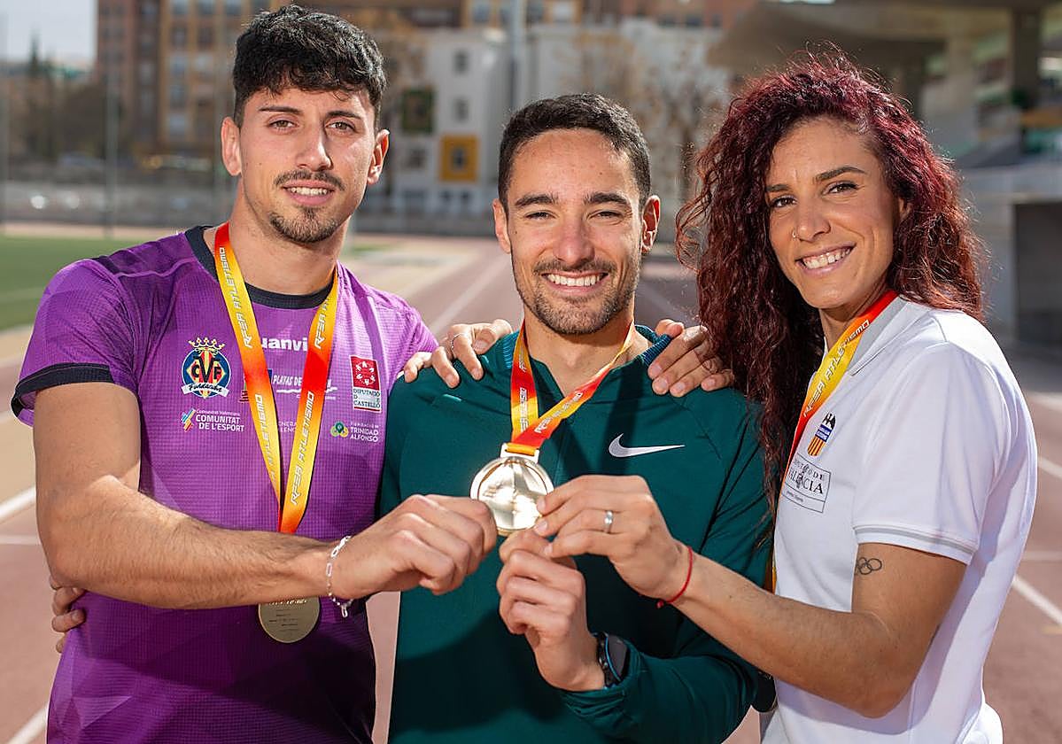 Dani Rodríguez y Laura Bueno, con sus medallas al cuello, sostienen el primer oro de Ignacio Fontes.
