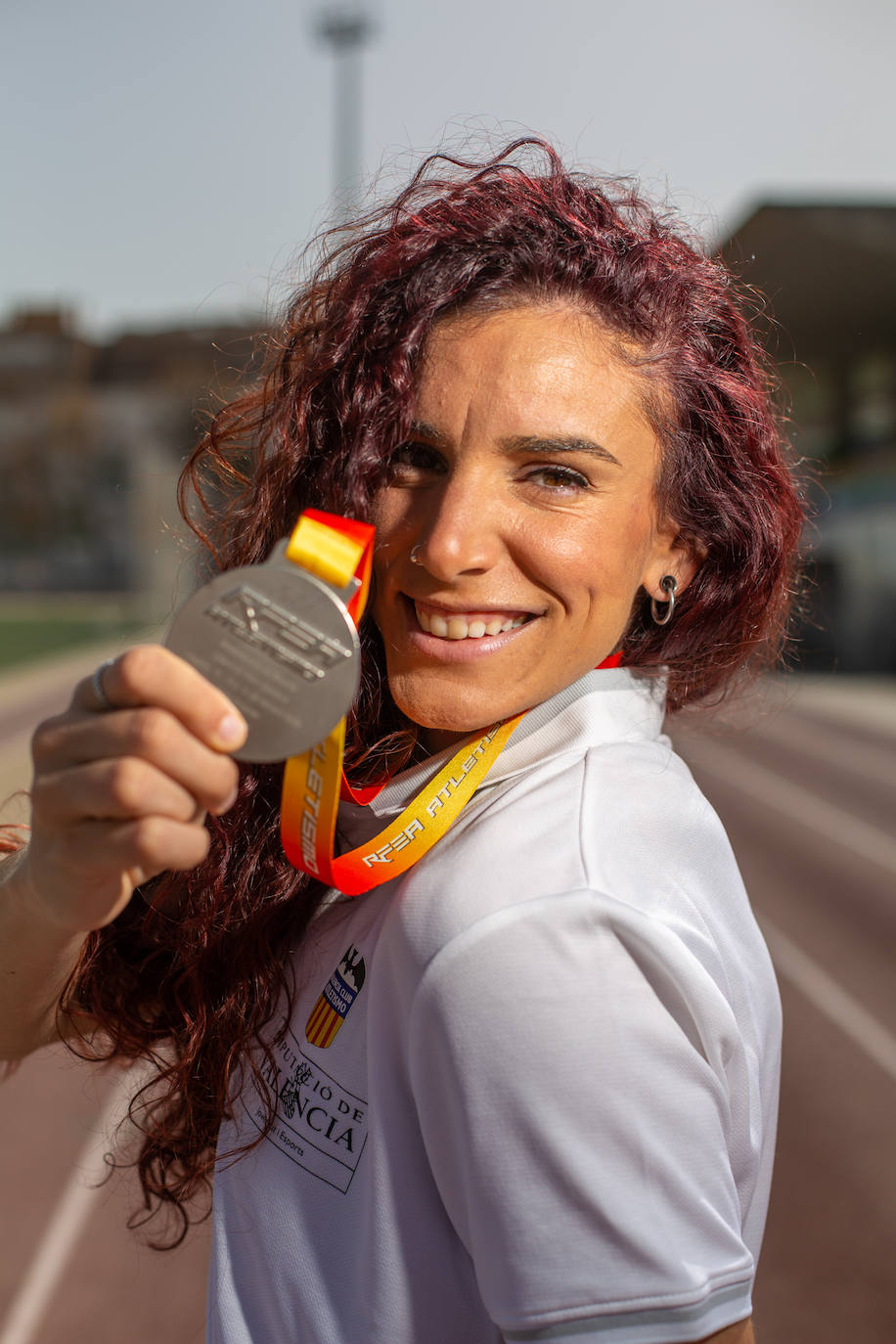 Laura Bueno luce orgullosa su medalla de plata.