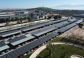 Placas fotovoltaicas en las azoteas de los edificios del campus Lagunillas.