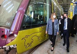 El alcalde, Julio Millán, con la Consejera de Fomento, Marifrán Carazo, en una visita por el tranvía.