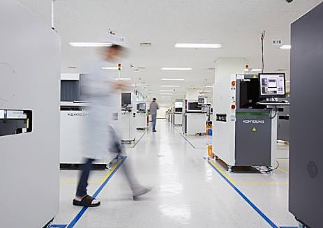 Imagen secundaria 1 - El director de Koh Young Research Spain, Alfonso Luis Cebollero de Torre posa para IDEAL en las oficinas del PTS donde se instalarán. Abajo las instalaciones en Corea y una máquina AOI (Inspección Óptica Automatizada) de Koh Young inspeccionando una placa test. 