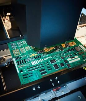 Imagen secundaria 2 - El director de Koh Young Research Spain, Alfonso Luis Cebollero de Torre posa para IDEAL en las oficinas del PTS donde se instalarán. Abajo las instalaciones en Corea y una máquina AOI (Inspección Óptica Automatizada) de Koh Young inspeccionando una placa test. 