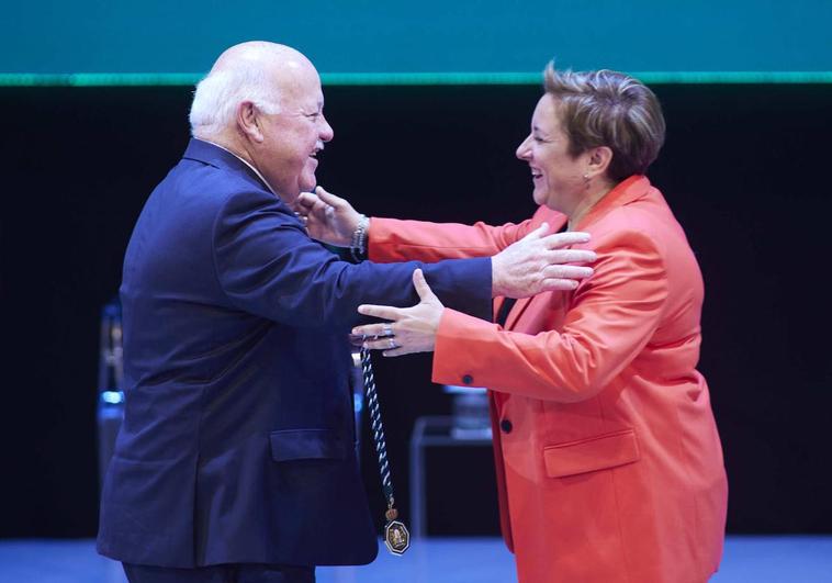 La almeriense María Ángeles Cayuela dedica la Medalla de Andalucía a «todas» las mujeres de la pesca