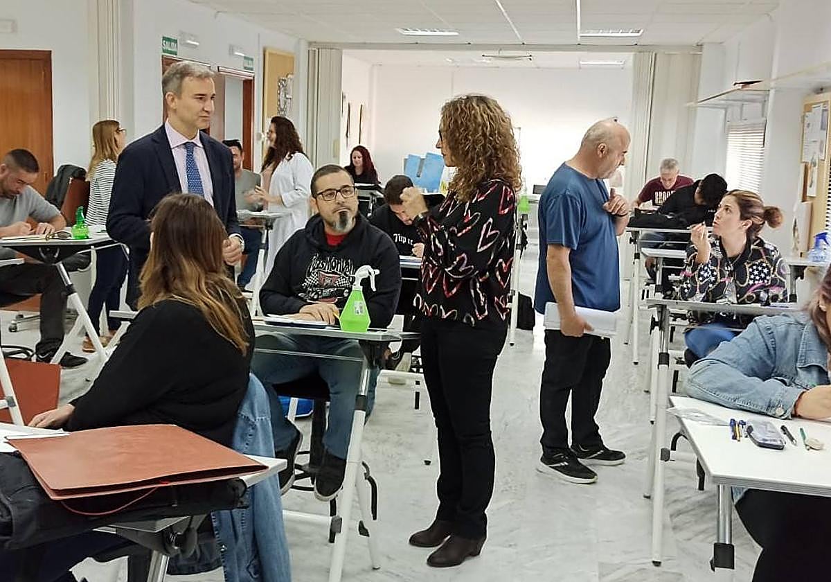 El delegado de Empleo, Empresa y Trabajo Autónomo, Amós García, en la Escuela del Mármol de Fines.