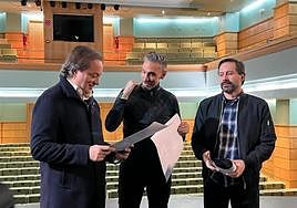 José Manuel Higueras con dos de los integrantes del grupo, en el Darymelia.