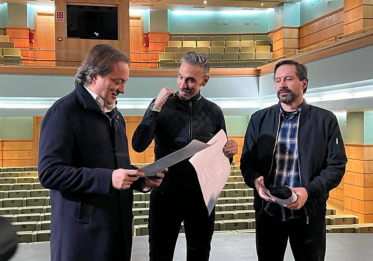 José Manuel Higueras con dos de los integrantes del grupo, en el Darymelia.