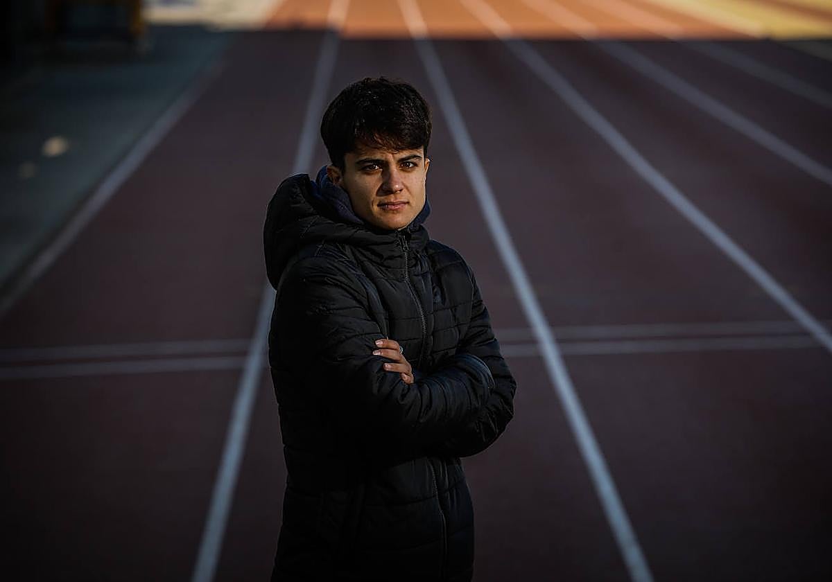 María Pérez posa desafiante en el Estadio de la Juventud de Granada.