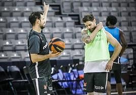 Lluís Costa sostiene un balón durante un entrenamiento.