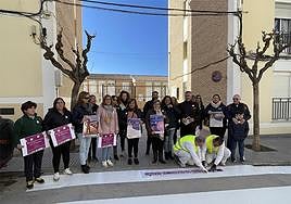 Pintan en un paso de cebra deMartos el lema sobre igualdad.