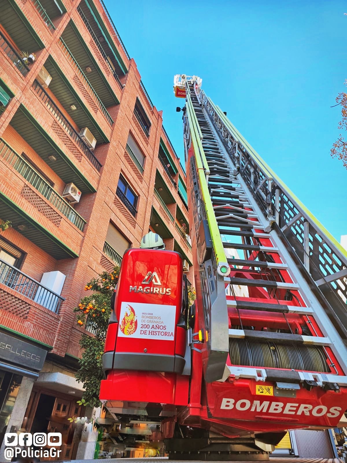 Rescate por parte de Bomberos y Policía Local de Granada a dos ancianas.