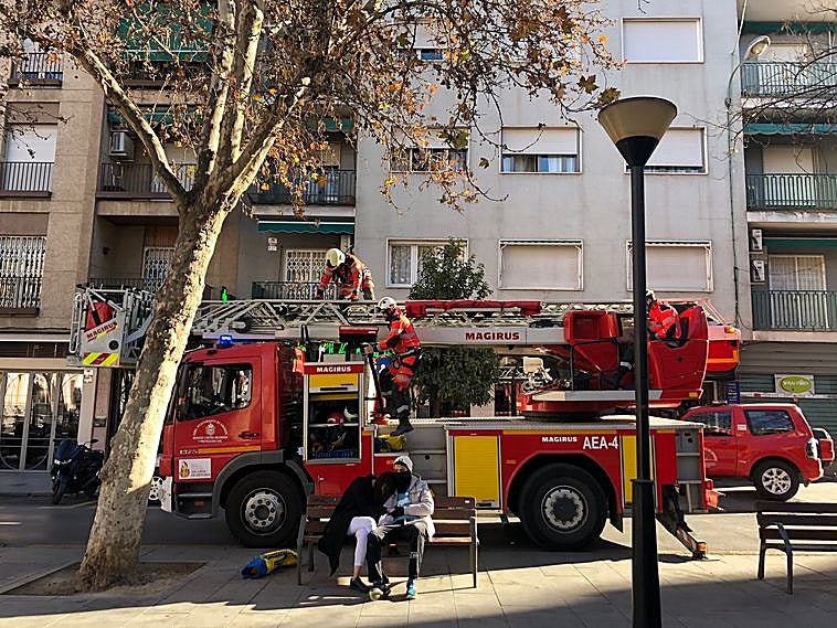 Los Bomberos de Granada rescatan a una mujer atrapada en un balcón de la Plaza de Gracia