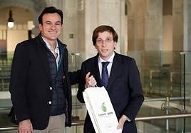 El candidato a la alcaldía del PP en Jaén, Agustín González, junto con el alcalde de Madrid, José Luis Martínez-Almeida.